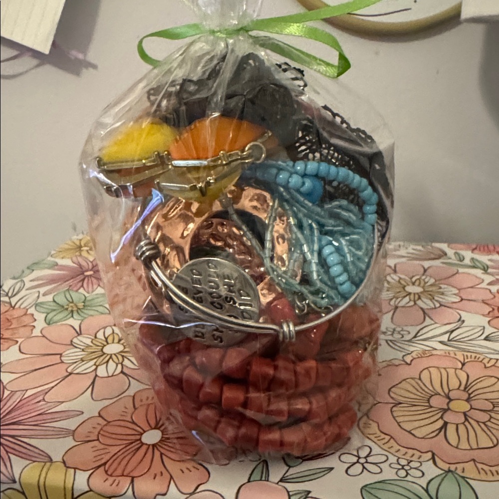 Stunning vibrant mystery Jewelry bag - Picture 3 of 5